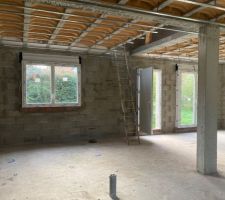 Rails au plafond et fenêtres/porte vu de l intérieur