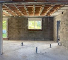Rails au plafond et fenêtres vu de l?intérieur