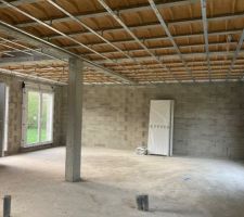 Rails au plafond et fenêtre/porte vu de l intérieur