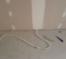 D&eacute;coupe du surplus des joints de dilatation de la chape ciment.