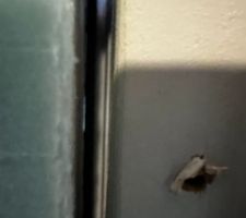 Jour entre la porte de service et le dormant. On peut m&ecirc;me deviner la lumi&egrave;re &agrave; l'int&eacute;rieur.