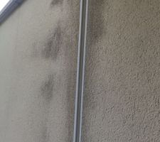 Murs de la descente de garage qui bougent .
Malgr&eacute; le joint de dilations le ravalement sonne creux et ne va pas tarder &agrave; casser de chaque cot&eacute;s et sur les 2 murs de la descente(env 2 cm vers l'int&eacute;rieur).
Peut &ecirc;tre une mauvaise &eacute;vacuations d'eau