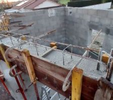 Coulage des poutres du cellier. Voyez le nombre de serre-joints pour sécuriser les coffrages. Ça y est, le mur de refend est complet et va jusqu'au mur Ouest.