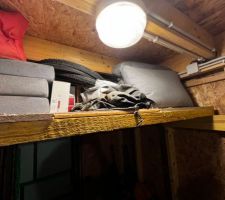 Stockage au dessus de la porte de service du garage