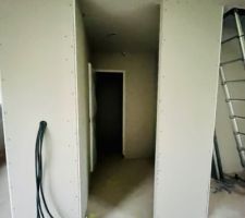 Couloir qui mène aux WC du bas, il est prévu un placard pour les manteaux dedans, sur le côté droit