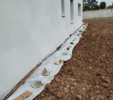 Protection de l'enduit par une bande de géotextile en attendant de faire le trottoir de propreté