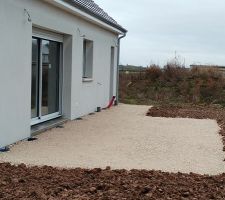Préparation de la future terrasse en calcaire avec des plots à remplir de béton ultérieurement