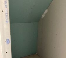 Le petit dressing de la chambre
