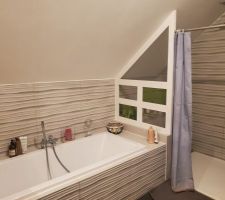 La salle de bain de l'étage est quasi terminée!