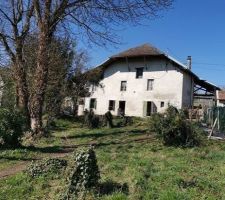 La façade Est donnant sur le terrain en pente légère