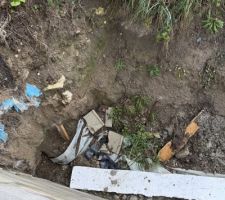 MAISONS LELIÈVRE :
Ce sont des détritus le long du vide sanitaire, une vraie décharge. Il y a des plastiques, des ferrailles, polystyrènes...