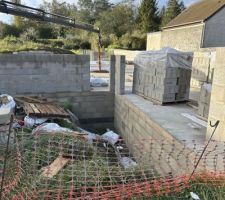 MAISONS LELIEVRE 
Ce sont des détritus le long du vide sanitaire, une vraie décharge.
plastiques, ferrailles, ....