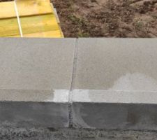 Appui de fenêtre, mais étrange, celui-ci est un double appui avec un joint au centre, normal ?
J'imagine que c'est à cause de la dimensions et que ce n'est pas sur mesure