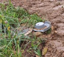 Le terrassier n'a toujours pas réparé la bouche des eaux usées qu'il a détérioré...