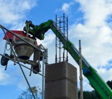 Élévation des poteaux pour le futur portique d'entrée avec bureau suspendu
Pose des premières poutrelles et hourdis