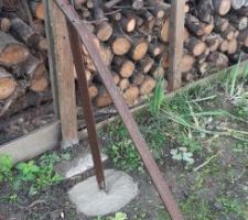 Jambes de force pour renforcer la palissade en bois.