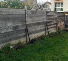 Jambes de force pour renforcer la palissade en bois.