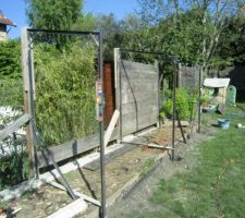 Construction d'une structure en métal type serre de jardin / pergola pour ombrager le potager.