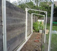 Construction d'une structure en métal type serre de jardin / pergola pour ombrager le potager.