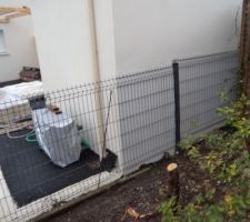 Exit le petit sapin puisque les voisins ont construit un local piscine en mitoyenneté