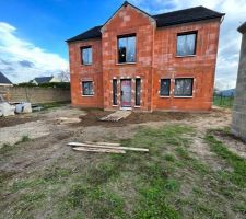 16 mois de construction et toujours pas finie, livraison qui &eacute;tait pour le 29/10/23
&Eacute;tape actuelle : Placo pas fini, reste du boulot !!!
Tuiles de ventilation et d extraction manquantes.
VS plein de b&eacute;ton qui a coul&eacute; depuis le coulage de la dalle le 2/11/22 !