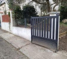 Le portail tient avec une ficelle retenue par un crochet au muret