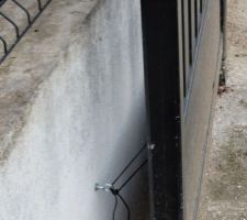 Le portail tient avec une ficelle retenue par un crochet au muret