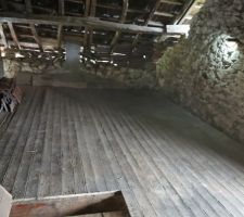 La moitié du combles sans paille ni poussière...