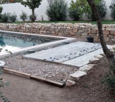 Terrasse de piscine : carrelage en cours - 08/12/23