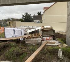 En attente d'évacuation des déchets et des parpaings en trop !