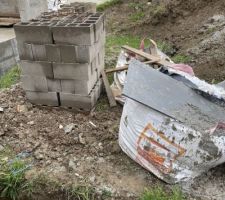 En attente d'évacuation des déchets et des parpaings en trop !