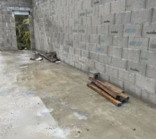 En attente d'évacuation des déchets et des parpaings en trop !