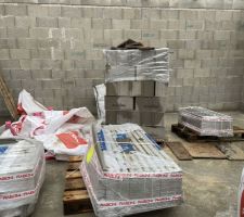 En attente d'évacuation des déchets et des parpaings en trop !