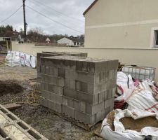En attente d'évacuation des déchets et des parpaings en trop !