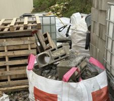 En attente d'évacuation des déchets et des parpaings en trop !