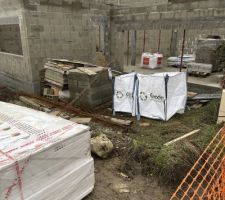 En attente d'évacuation des déchets et des parpaings en trop !