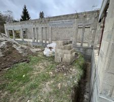 En attente d'évacuation des déchets et des parpaings en trop !