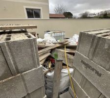 En attente d'évacuation des déchets et des parpaings en trop !