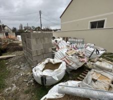 En attente d'évacuation des déchets et des parpaings en trop !