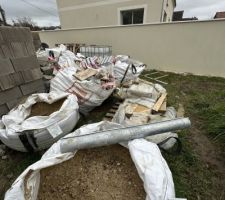 En attente d'évacuation des déchets et des parpaings en trop !