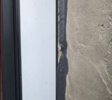 Du ciment a été rajouté car ouverture trop grande, mais la fenêtre n'a pas été déposée. Un joint a été fait par dessus le ciment...