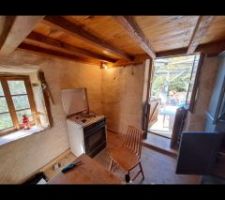 Coin gauche, l'arrivée et évacuation eau on été rajoutés a côté de la porte , pour l' évier.