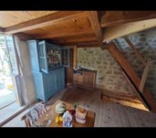 Le coin droit actuellement, placard qui fait l'angle derri&egrave;re le meuble bleu sera peut &ecirc;tre conserv&eacute;, actuellement le conteur &eacute;lec dedans. Peut &ecirc;tre le couper &agrave; mi hauteur et le faire "reposer" sur le plan de travail...