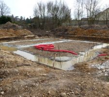 Le béton des fondations est coulé...et il a plu....