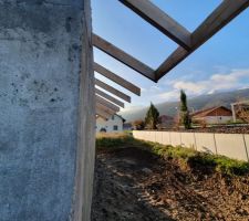 Débord de toit en cours de pose avec la vue sur le Jura