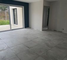 Pose du carrelage dans la pi&egrave;ce de vie