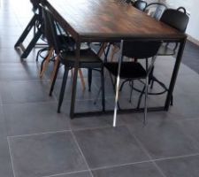 Arriv&eacute;e de la table de cuisine et de ses chaises