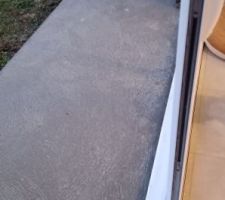 Surbot/chape termin&eacute; sur l'avanc&eacute;e de terrasse devant la baie vitr&eacute;e