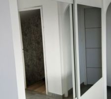 Pose des portes de placards coulissante dans le coin salon