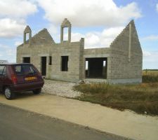 Et voila!!! c'est fini pour la ma&ccedil;onnerie. Bon il va faloir passer a la douloureuse maintenant...un gros ch&eacute;que a faire. ralala